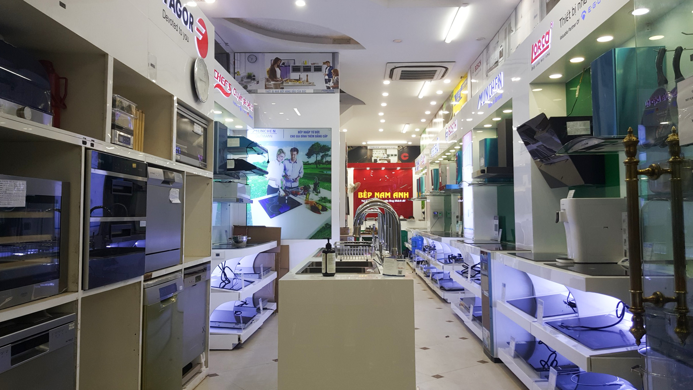 Showroom trưng bài đa dạng mặt hàng