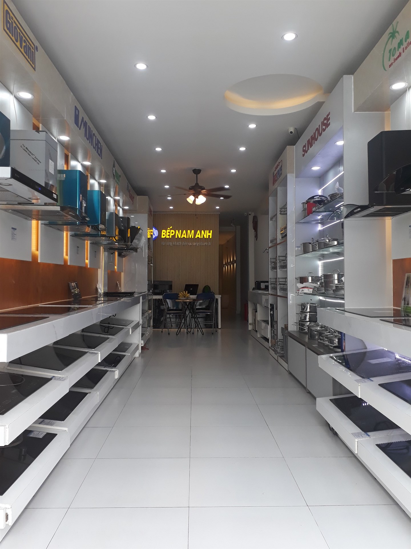 Showroom cung cấp bếp từ nhập khẩu