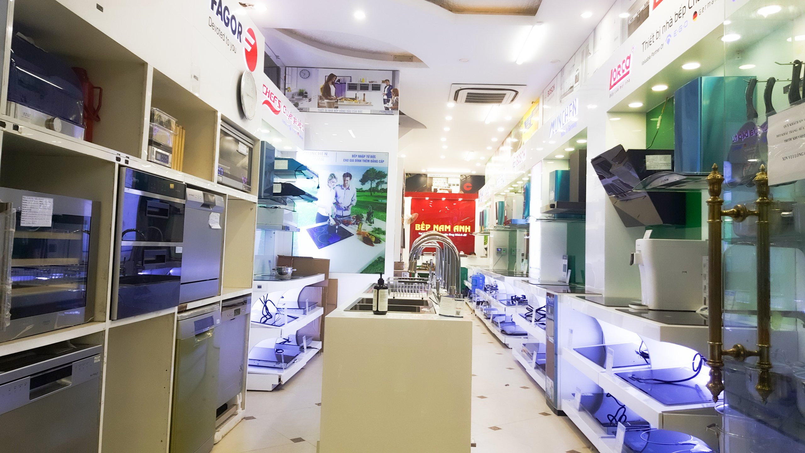 Showroom trưng bày đa dạng các mặt hàng thiết bị bếp