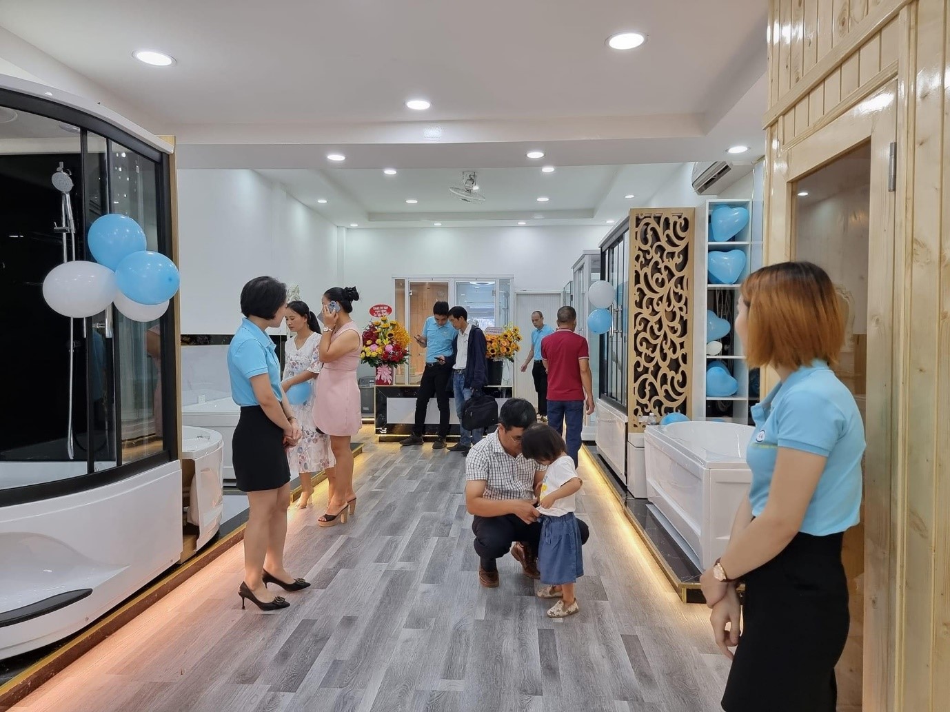 Đội ngũ bán hàng trong ngày khai trương