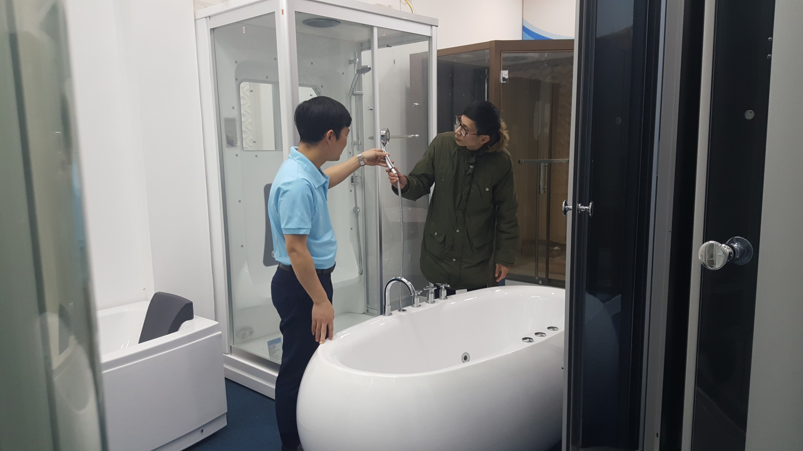 Nhân viên tư vấn khách chọn được mấu bồn tắm phù hợp