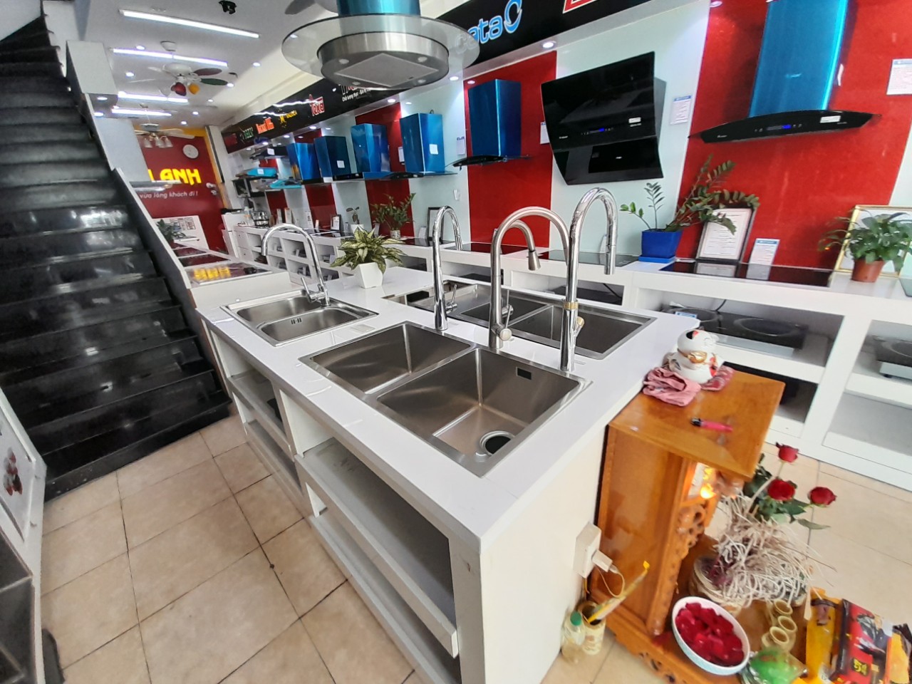  Showroom trưng bày đa dạng các loại mẫu mã bếp từ 