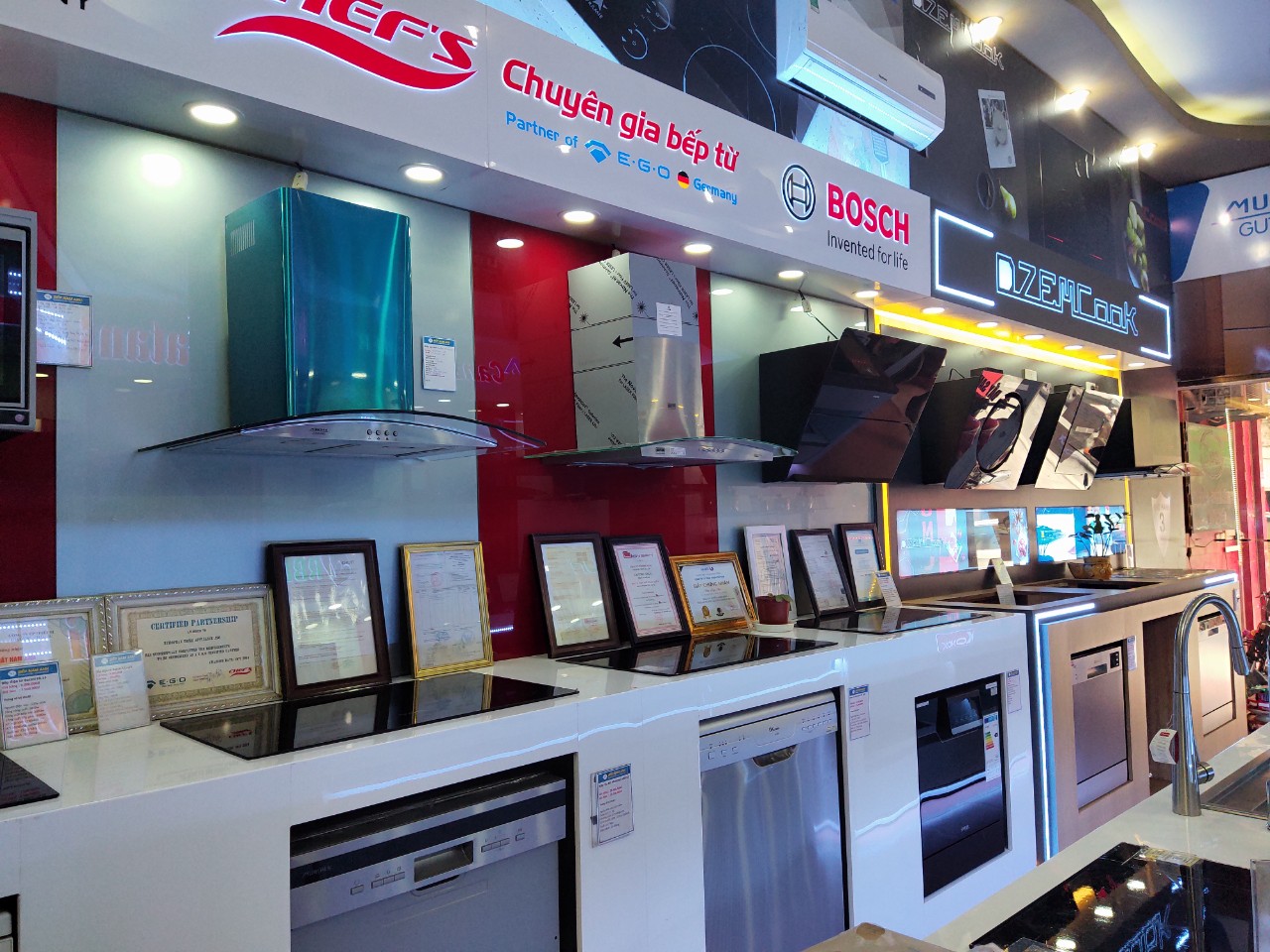 Showroom trưng bày đa dạng các thiết bị bếp