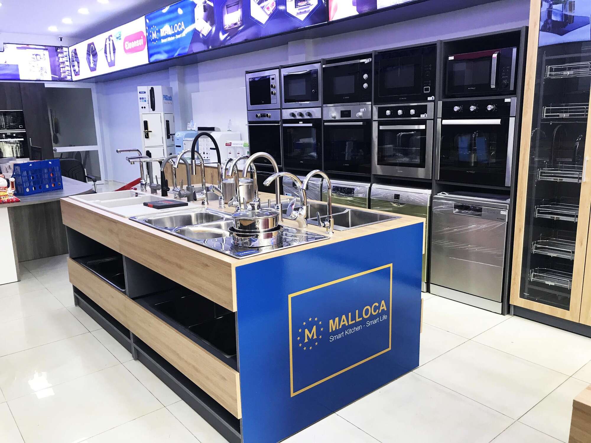 Showroom cung cấp đa dạng các thiết bị bếp