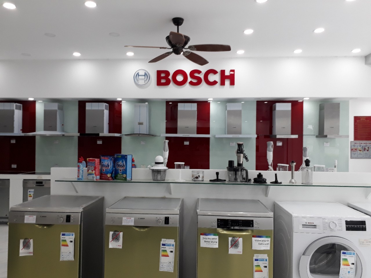 Trưng bày đa dạng các thiết bị như máy rửa bát, lò nướng, lò vi sóng