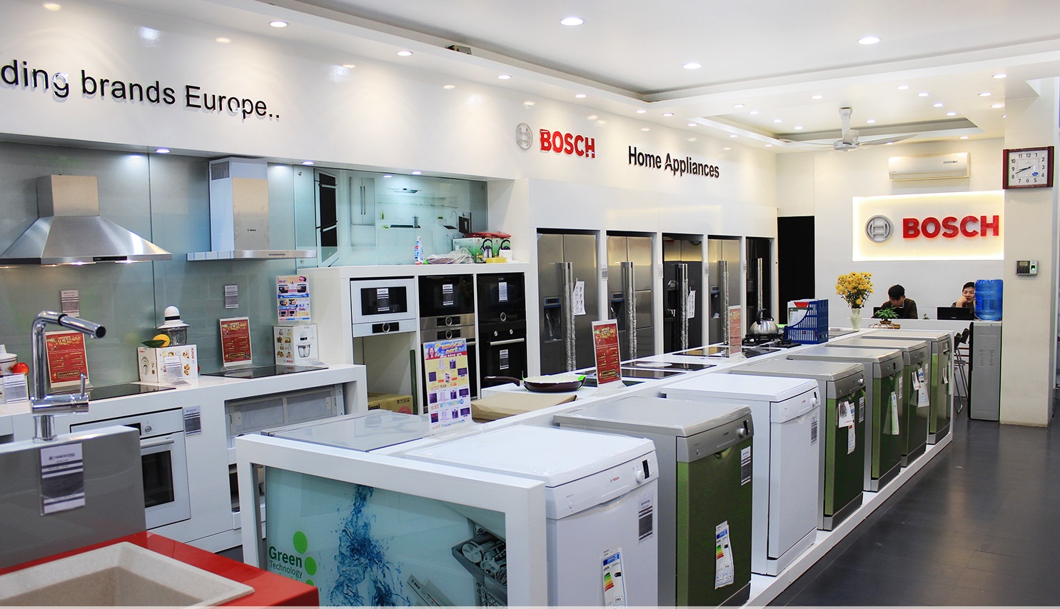 Một góc showroom bồn tắm, bếp từ nhập khẩu