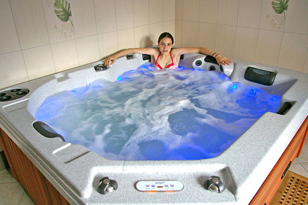 bon-tam-jacuzzi-nao-su-dung-cho-khach-san-cao-cap-1