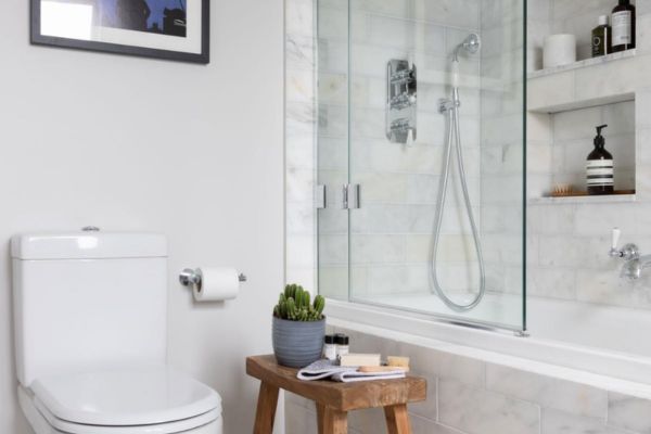 Thiết kế phòng tắm có bồn tắm nhỏ 1m2