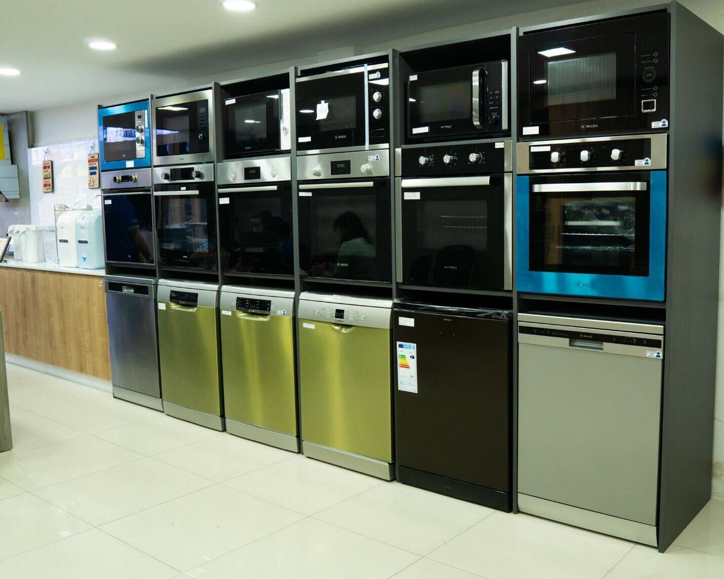 Showroom trưng bày đa dạng các loại mẫu mã của máy rửa bát, lò nướng