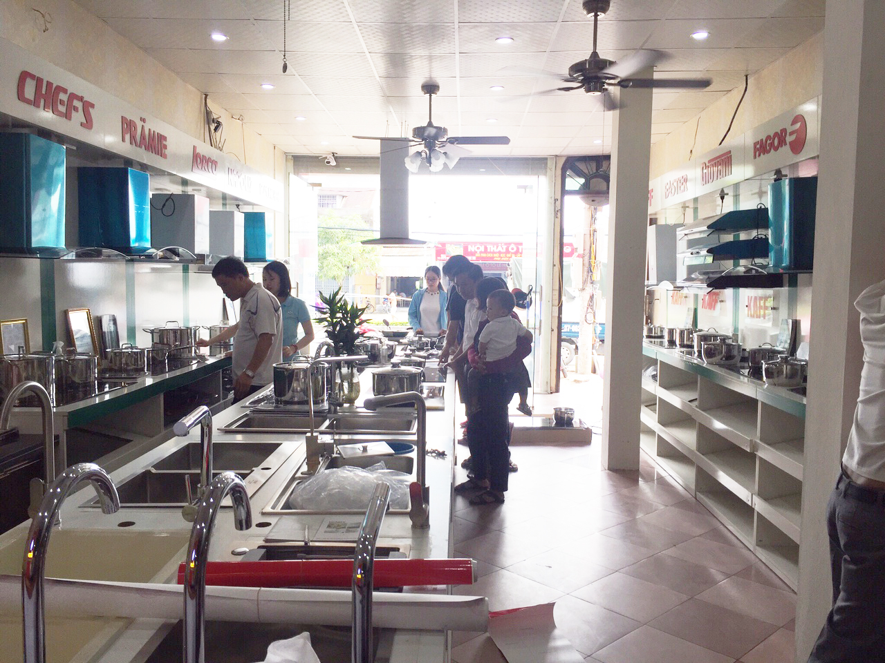 Showroom trưng bày đa dạng các sản phẩm máy rửa bát, lò nướng, lò vi sóng, chậu rửa, vòi rửa, bộ nồi từ