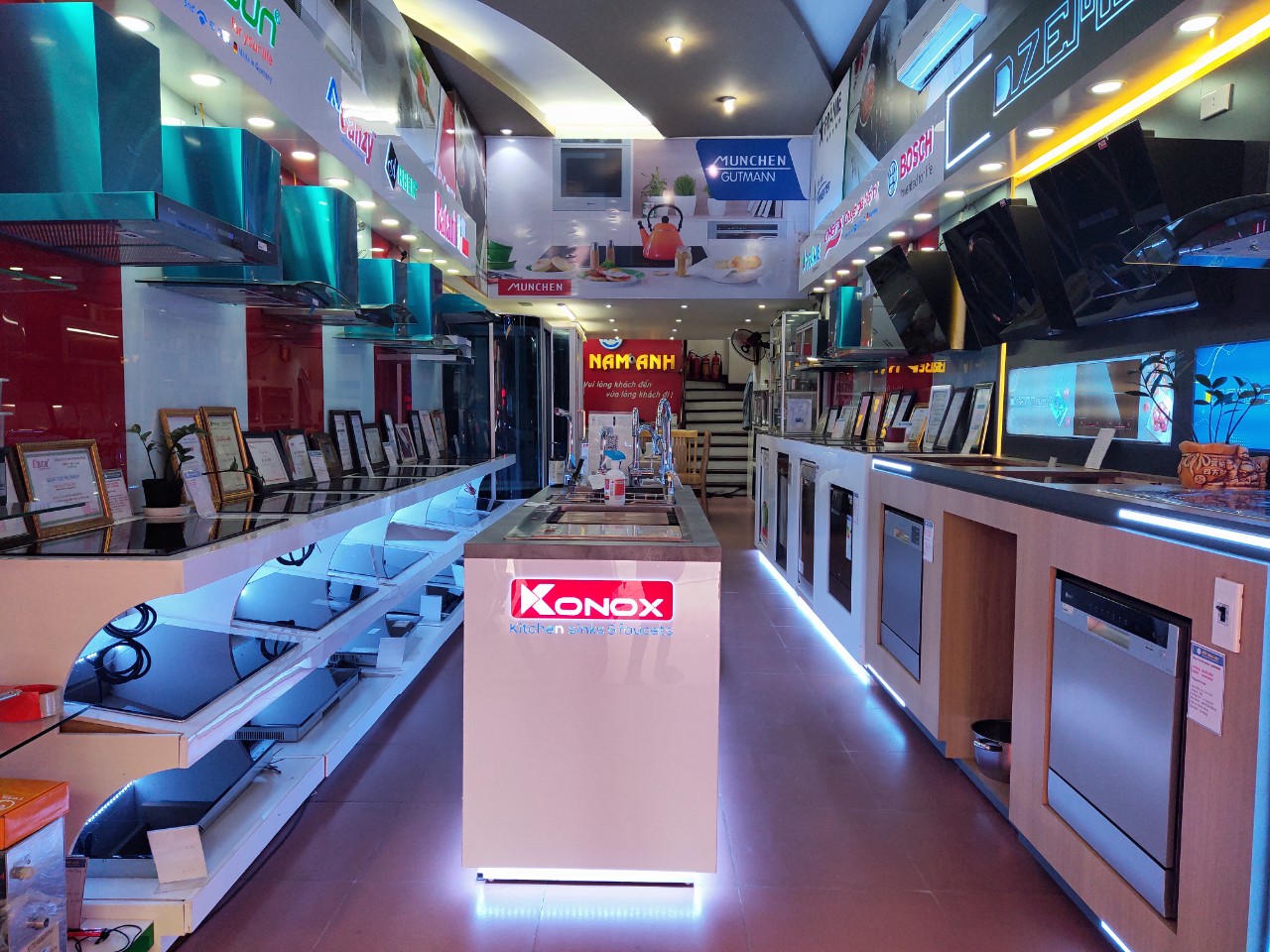  Showroom trưng bày đa dạng các loại mẫu mã bếp từ 