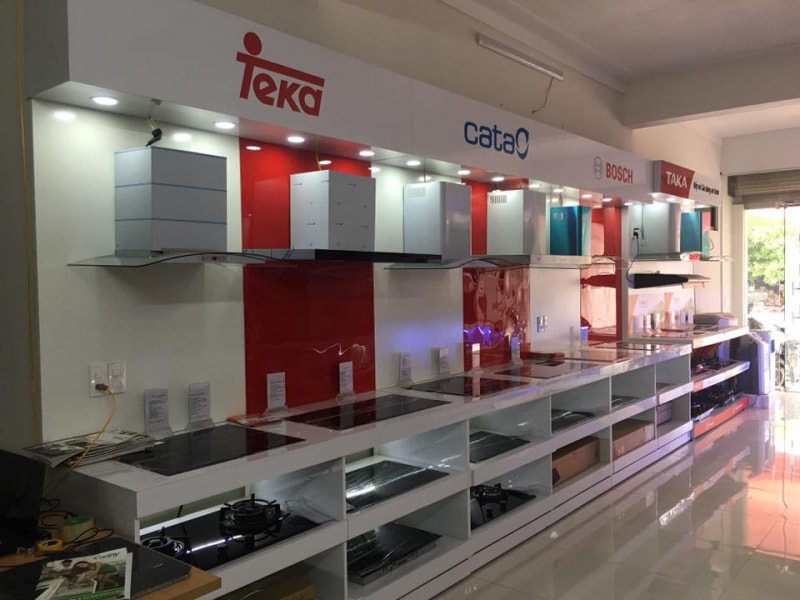 Showroom trưng bày đa dạng các loại mẫu mã máy hút mùi