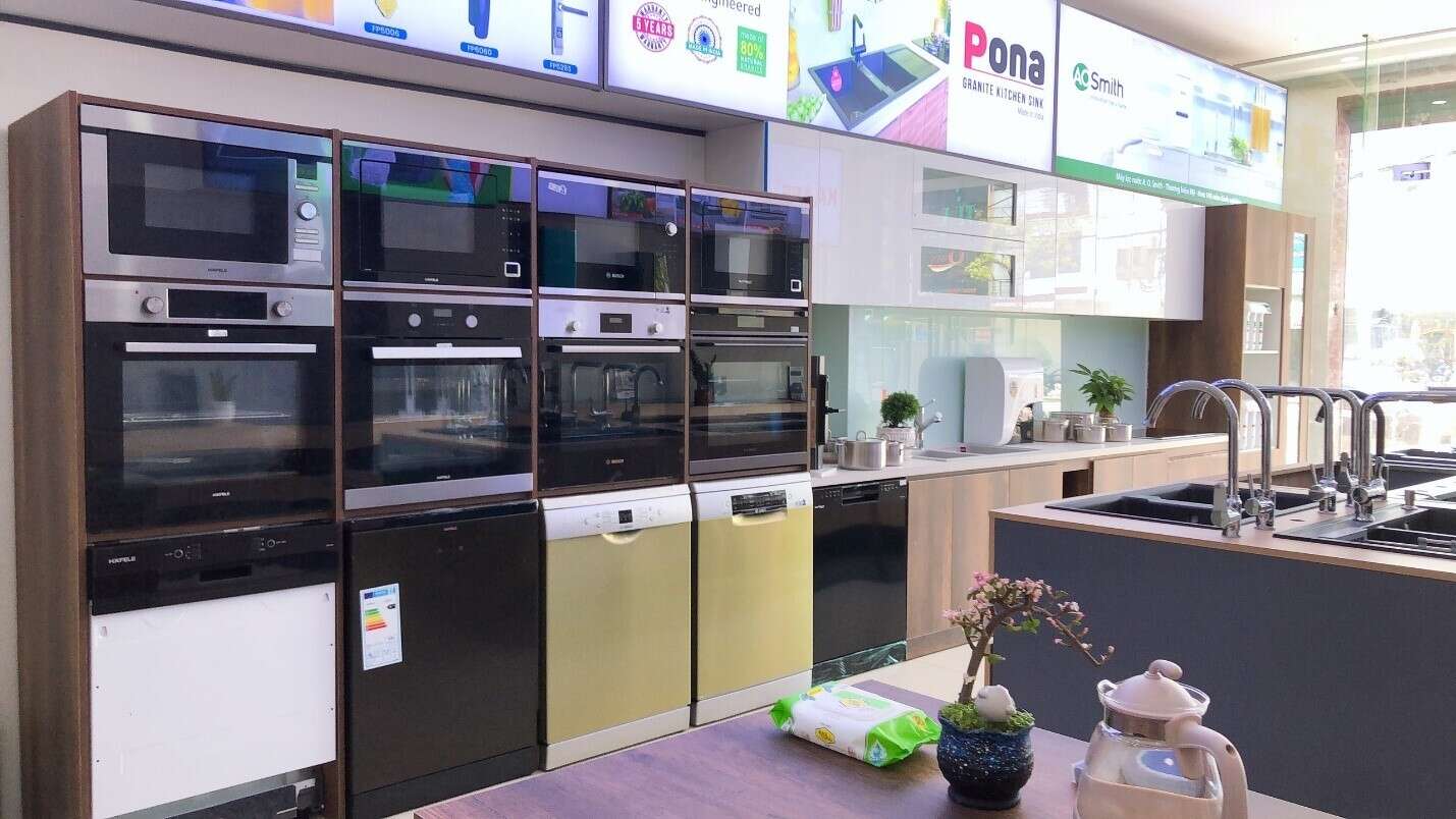 Showroom trưng bày đa dạng các loại mẫu mã bếp từ và máy rửa bát