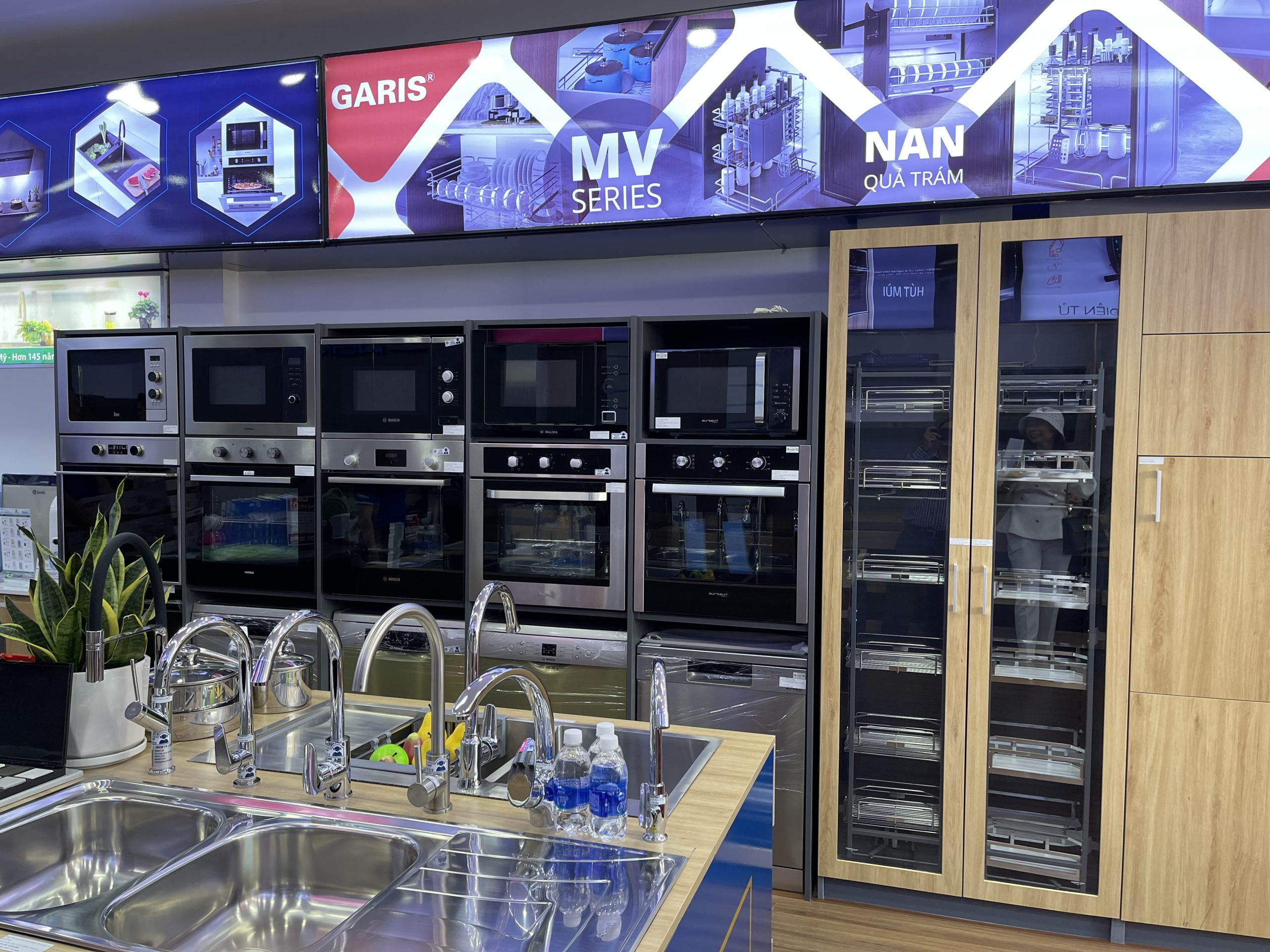 Showroom trưng bày các mẫu mã lò nướng, sen vòi