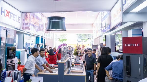 Showroom trưng bày đa dạng các loại bếp từ