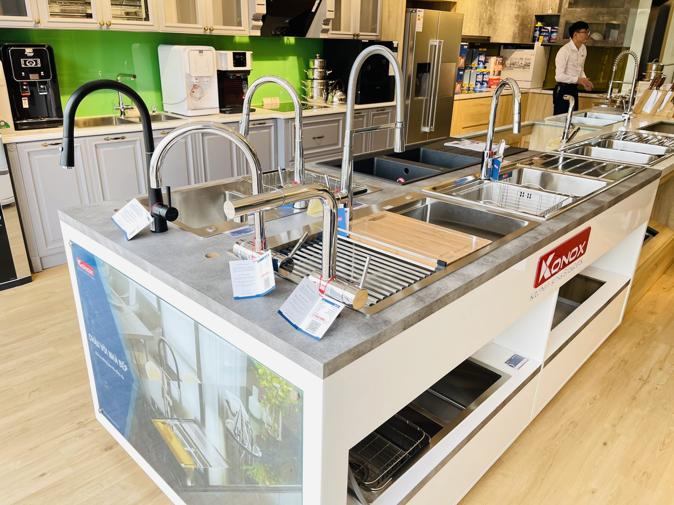Showroom trưng bày đa dạng các loại mẫu mã của máy rửa bát, lò nướng