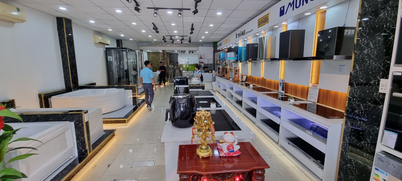 Showroom trưng bày đa dạng các loại mẫu mã máy hút mùi