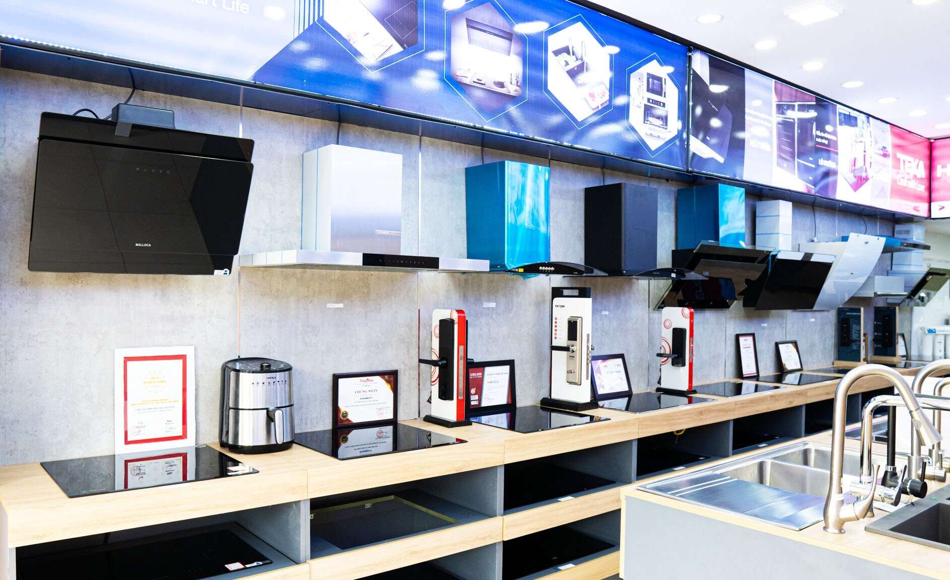 Showroom trưng bày đa dạng các loại mẫu mã máy hút mùi