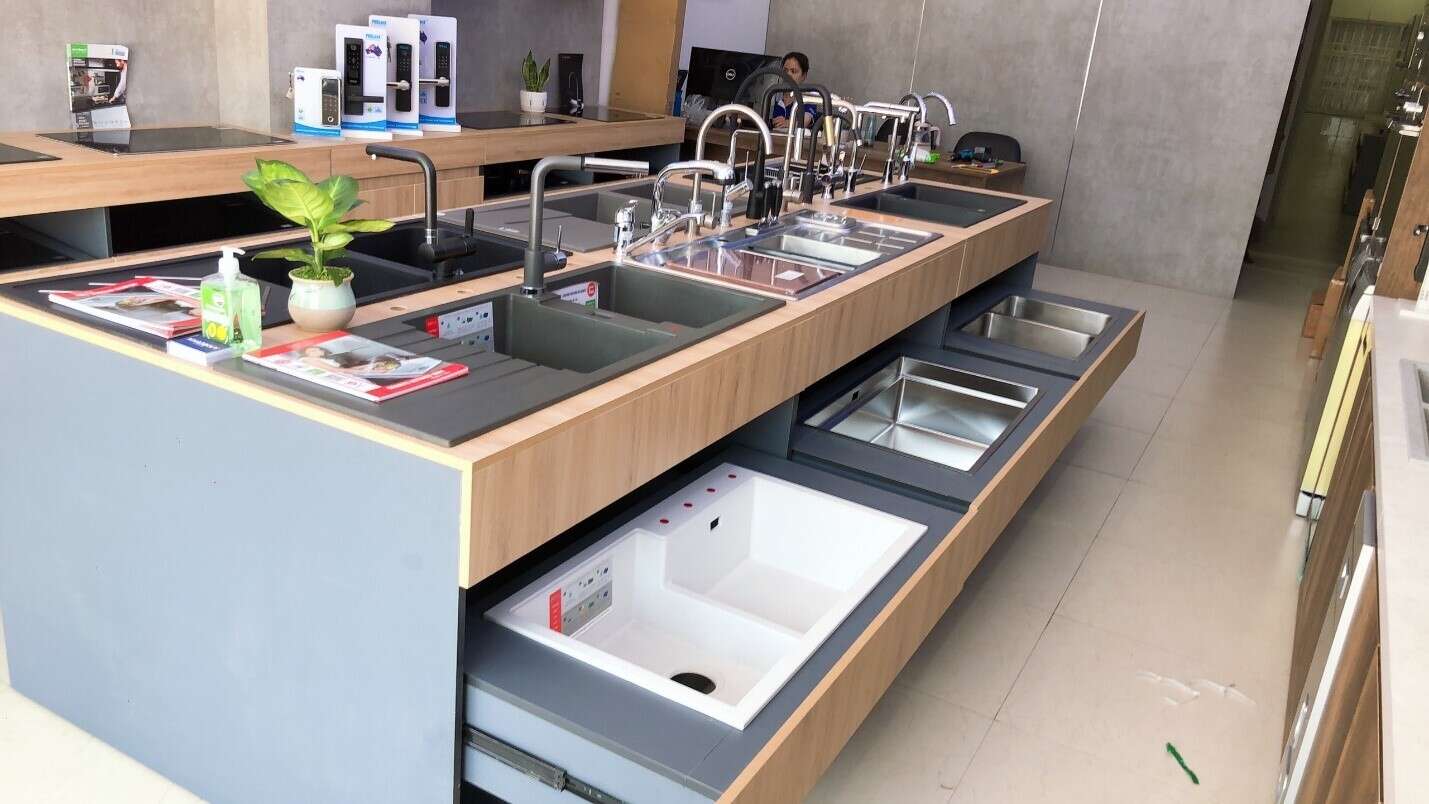 Showroom trưng bày đa dạng các thiết bị vòi vừa bồn rửa