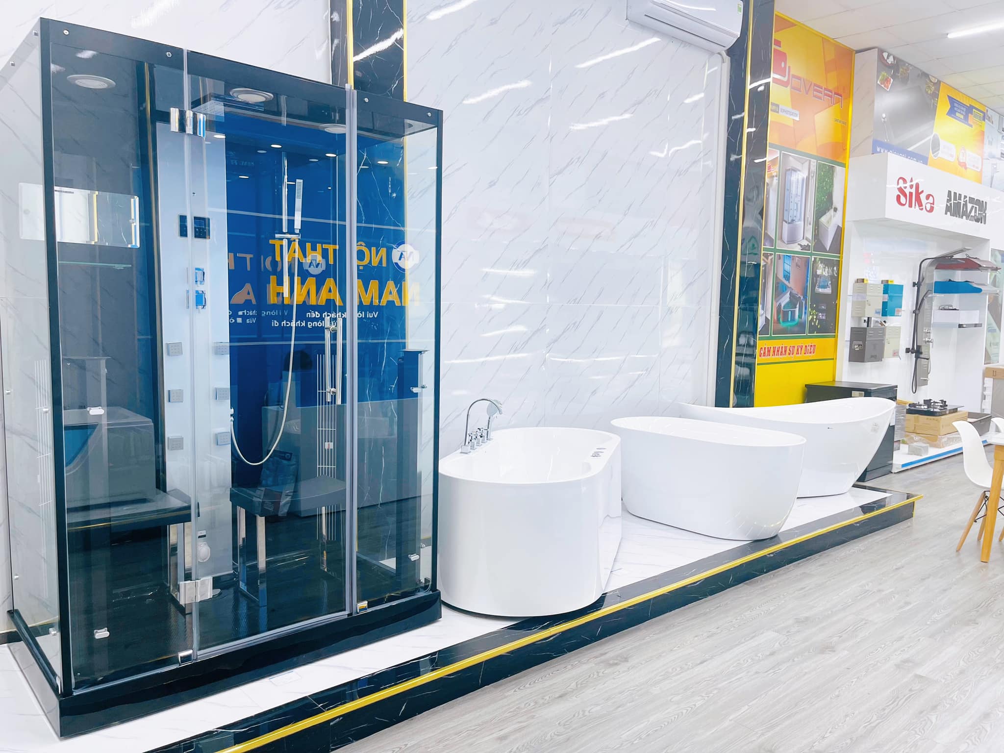 Trưng bày đa dạng các mẫu mã bồn tắm, phòng xông hơi