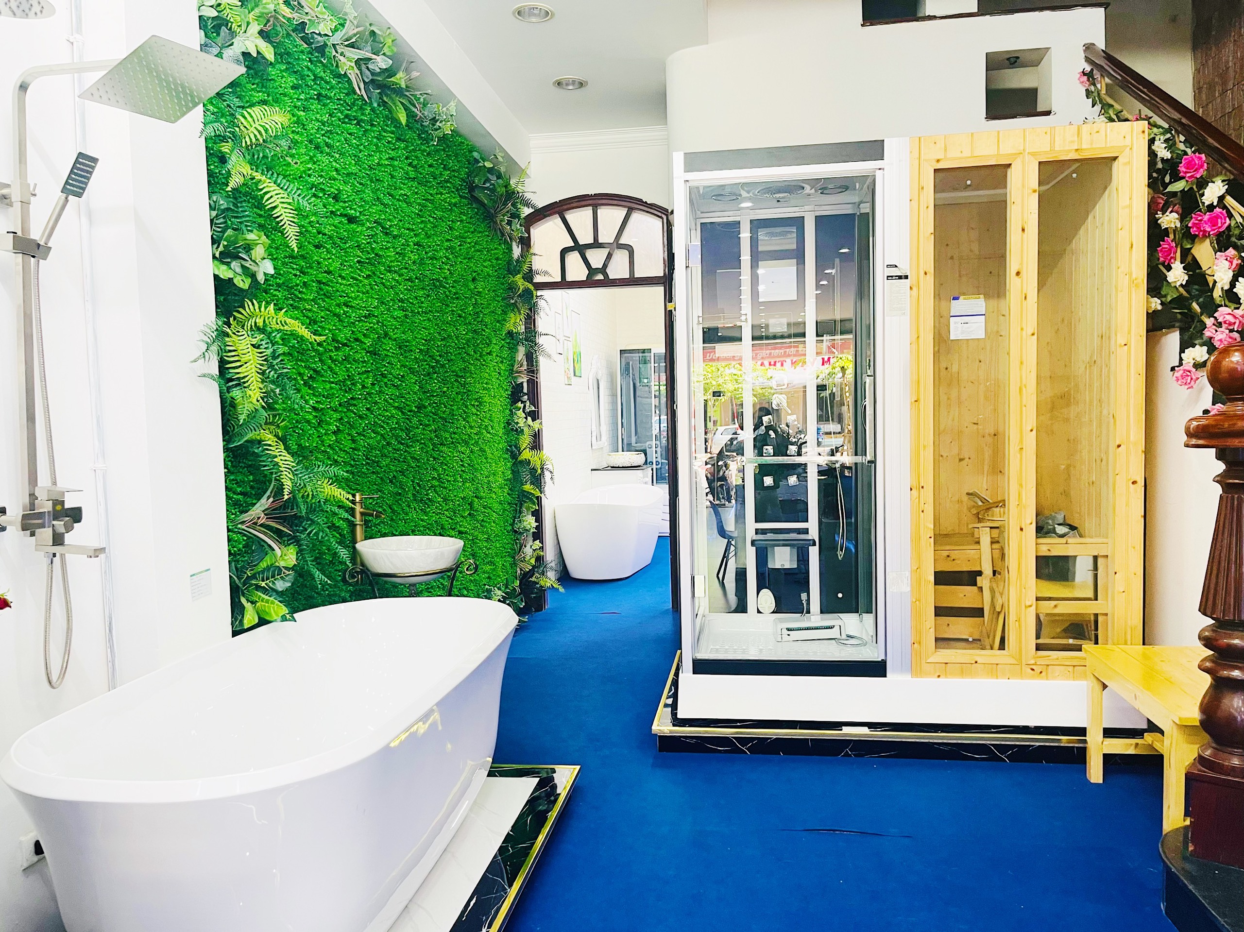 Trưng bày đa dạng các sản phẩm bồn tắm, phòng xông hơi, máy xông hơi