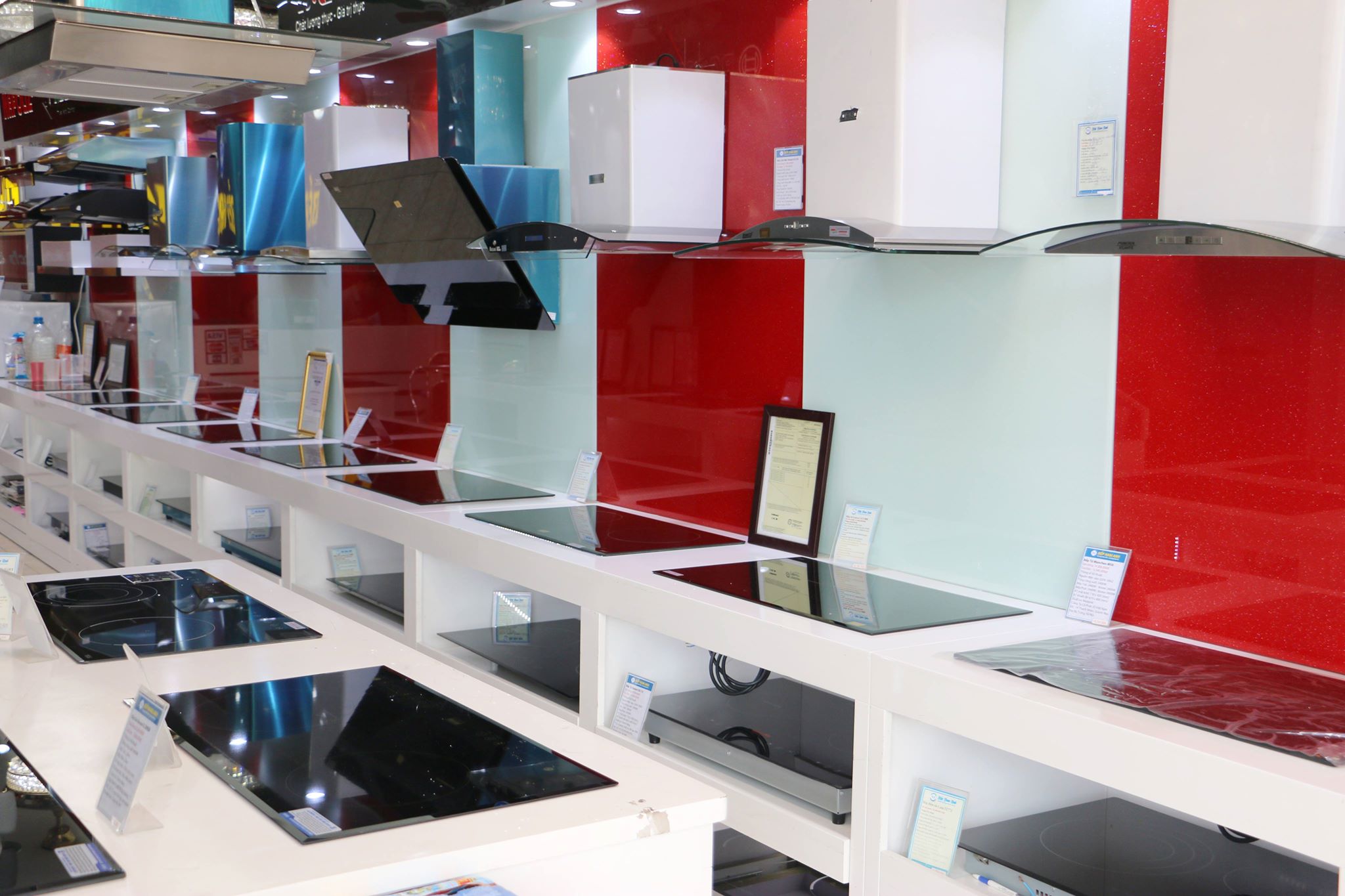 khong-gian-trung-bay-bep-tu-dung-tot-tiet-kiem-dien-chinh-hang-tai-bep-nam-anh