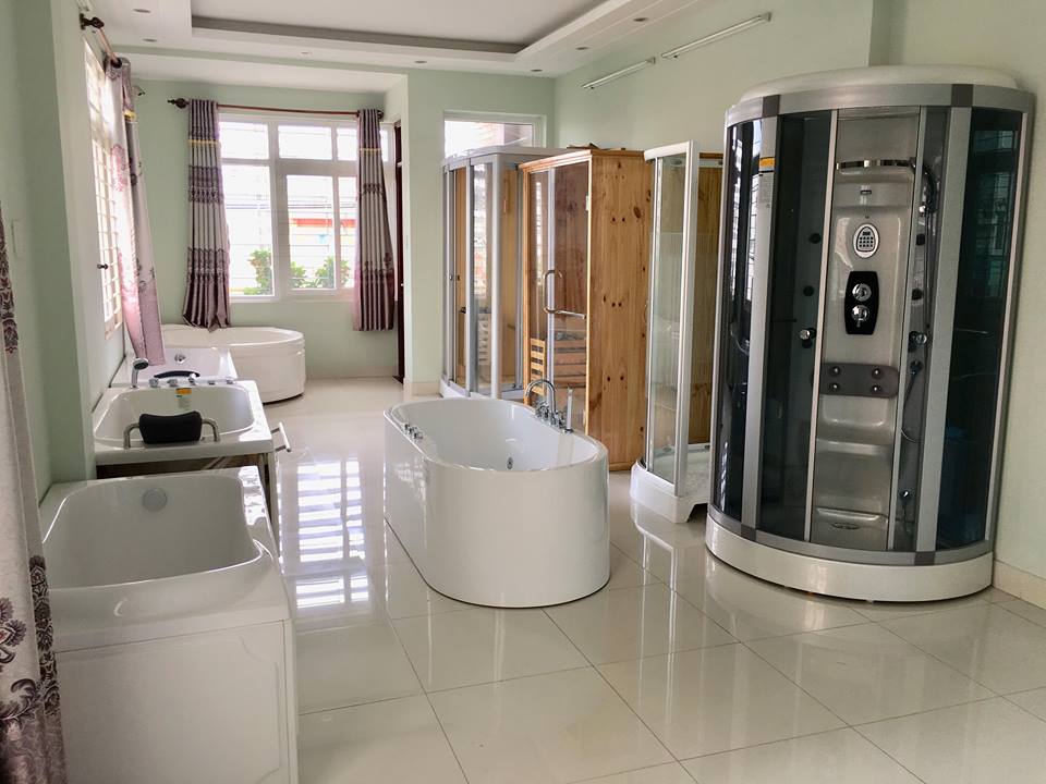 khong-gian-trung-bay-bon-tam-gia-re-tai-bep-nam-anh