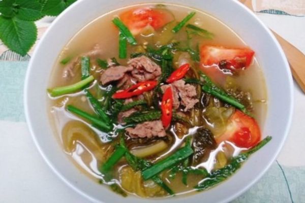 Canh dưa chua nấu thịt bò