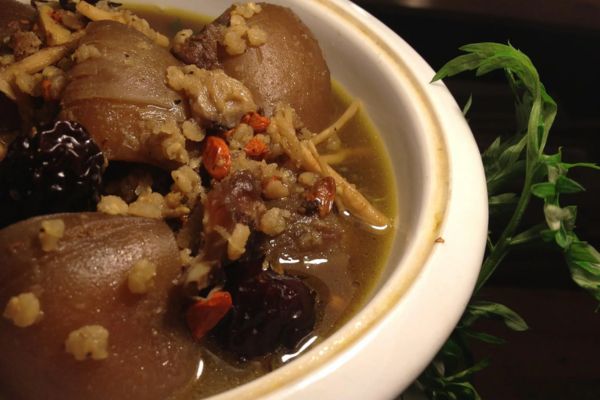 Chân giò hầm thuốc bắc