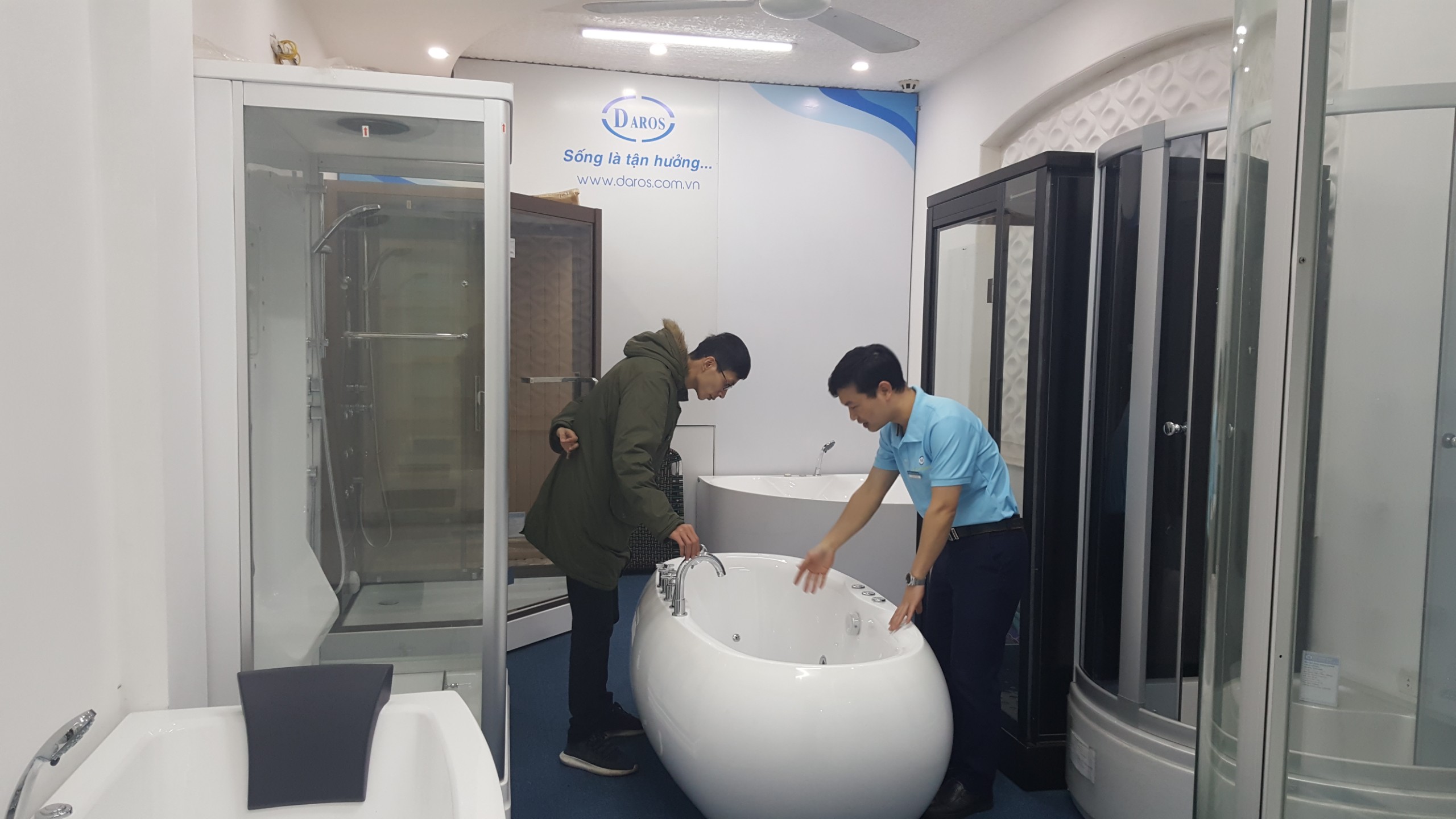 Chuyên viên tư vấn khách hàng mẫu bồn tắm phù hợp