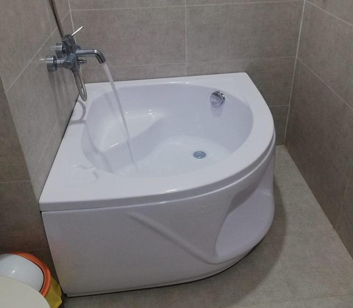 phan-biet-bon-tam-cao-cap-voi-bon-tam-thuong-gia-re