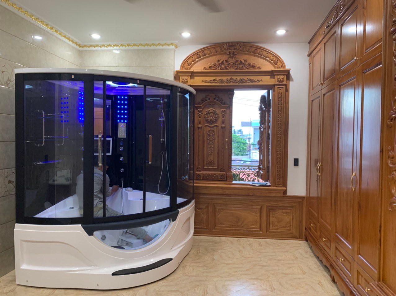Nhân viên kỹ thuật lắp phòng xông hơi tại nhà khách