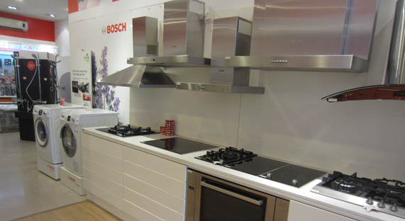 showroom-bep-tu-bosch-PXX975KW1E-PXY875DC1E-lon-nhat-cam-ket-gia-re-nhat