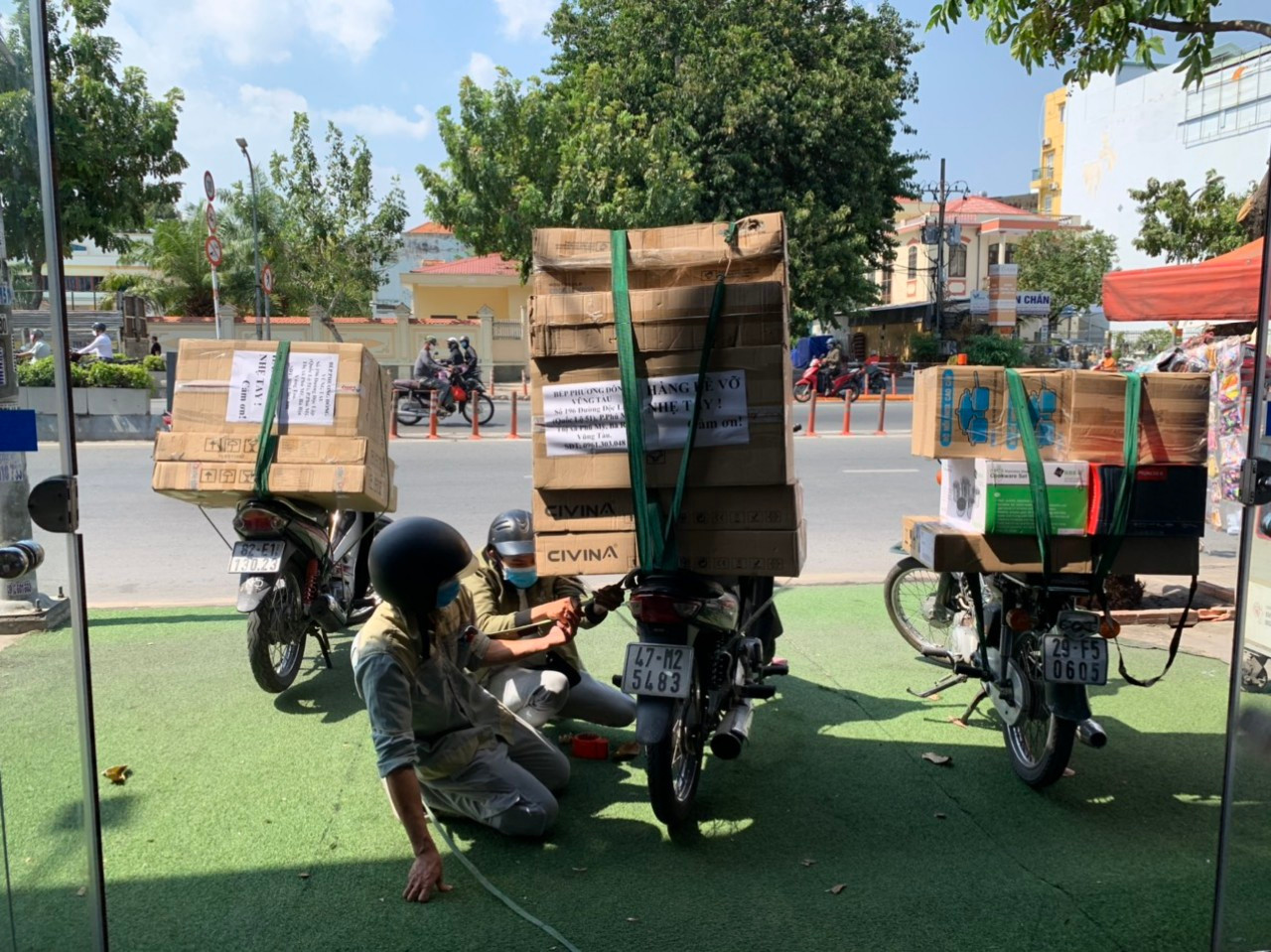 Nhân viên kỹ thuật buộc hàng giao tới cho quý khách