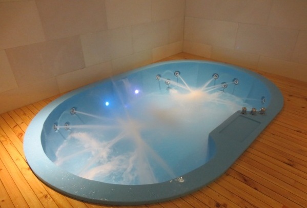 thi-cong-ho-thuy-luc-jacuzzi-cho-gia-dinh-spa-khach-san