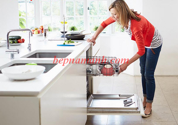 Máy rửa bát âm tủ của Nhật