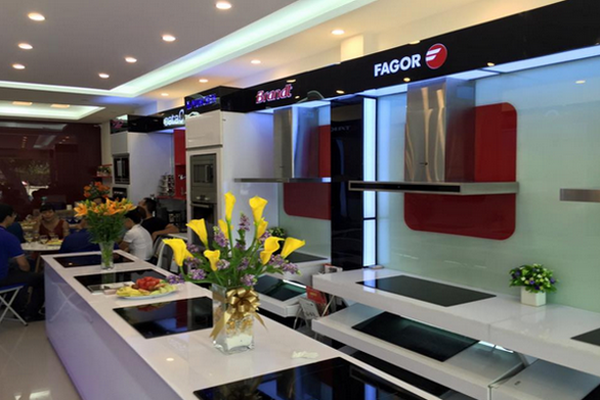 Showroom trưng bày đa dạng các sản phẩm bếp từ nhập khẩu